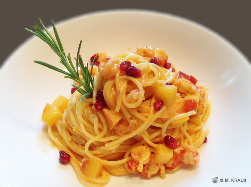 Spaghetti mit Flusskrebsen, Nektarinen und Granatapfel