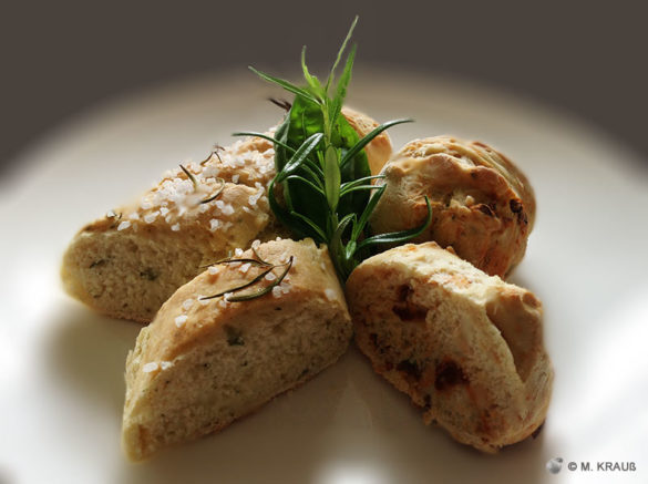 Rosmarinbrot &amp; Tomaten-Basilikum-Brötchen