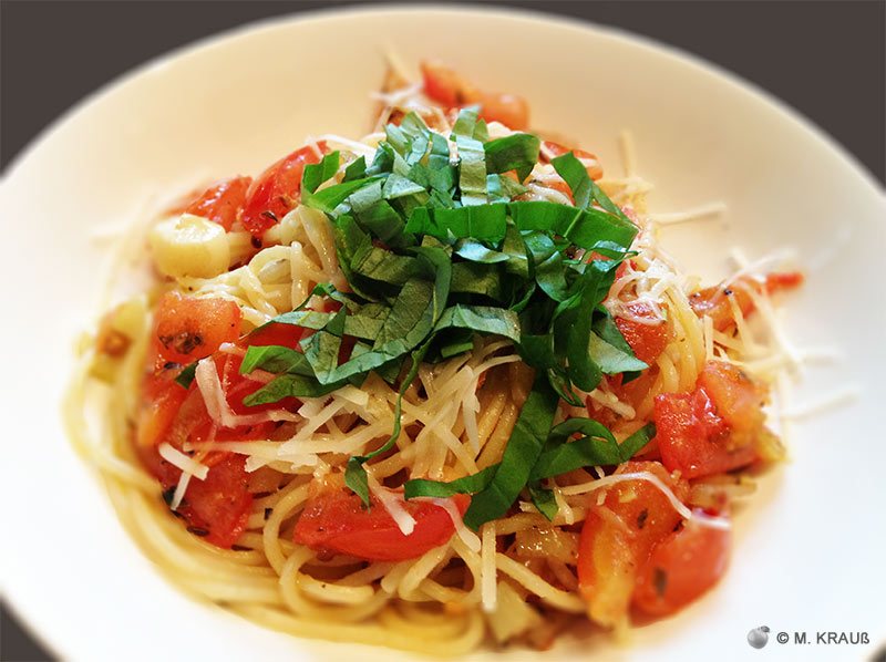 Tomaten Knoblauch Spaghetti mit Basilikum