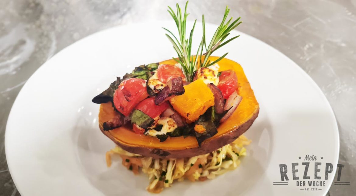Gefüllte Süßkartoffel mit Feta und Spinat auf Spitzkohl-Papaya-Salat